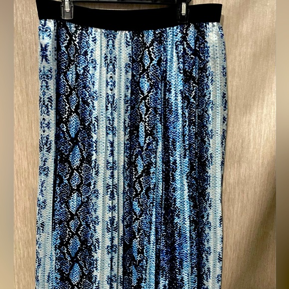 Women’s Blue snake skin pattern Skirt size Large 18Wx36L 100% polyester - Picture 3 of 6